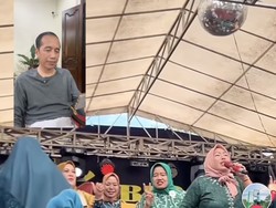 Jokowi Asyik Joget Nonton Ibu-ibu Nyanyi Waktu Ku Kecil