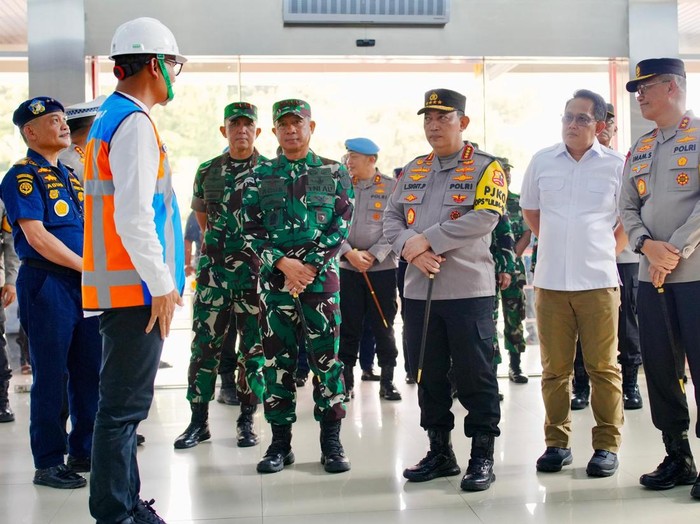 Kapolri dan Panglima Tentara Nasional Indonesia Tinjau Pelabuhan Tanjung Perak Jelang Libur Nataru