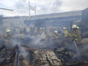 Kebakaran Rumah di Menteng, Warga Ngaku Kaget Api Tiba-tiba Tinggi Kebakaran Rumah di Menteng, Warga Ngaku Kaget Api Tiba-tiba Tinggi
