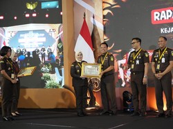 Kejari Bojonegoro Sabet 2 Penghargaan di Acara Rakerda Kejati Jatim