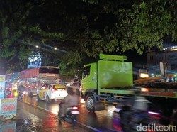 Jalan Perintis Makassar Arah BTP ke Daya Padat Merayap hingga 2 Km Malam Ini