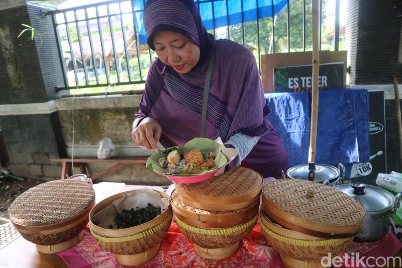 Kuliner nasi jagung daun jati di Pati, Jumat (20/12/2024).