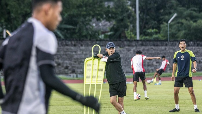 Pesepak bola timnas Indonesia Marselino Ferdinan (tengah) mengikuti latihan jelang pertandingan Asean Cup 2024 di Stadion Sriwedari, Solo, Jawa Tengah, Jumat (20/12/2024). Timnas Indonesia akan bertanding melawan timnas Filipina dalam penyisihan grup B Asean Cup 2024 di Stadion Manahan Sabtu (21/12/2024). ANTARA FOTO/Mohammad Ayudha/agr