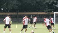 Pesepakbola timnas Indonesia Marselino Ferdinan (tengah) mengikuti latihan.  