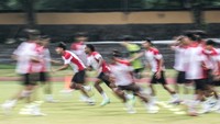 Pesepakbola timnas Indonesia mengikuti latihan jelang pertandingan Asean Cup 2024 di Stadion Sriwedari, Solo, Jawa Tengah, Jumat (20/12/2024).  