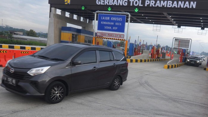 Kendaraan melalui  jalan tol fungsional Klaten-Prambanan di Gerbang Tol Prambanan, Jogonalan, Klaten, Jawa Tengah, Jumat (20/12/2024). PT Jasamarga Jogja Solo (JMJ) mulai membuka jalan tol fungsional Klaten-Prambanan secara gratis dari jam 06.00 WIB - 18.00 WIB, berlaku hingga tanggal 2 Januari 2025 untuk memperlancar arus kemudian lintas pada libur Natal dan Tahun Baru 2025. ANTARA FOTO/Aloysius Jarot Nugroho/Spt.