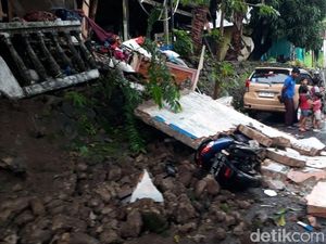 Hujan Disertai Angin Kencang di Parepare, Pohon Tumbang-Rumah Warga Longsor Hujan Disertai Angin Kencang di Parepare, Pohon Tumbang-Rumah Warga Longsor