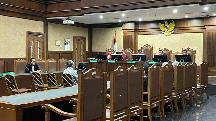 Mantan General Manager (GM) PT Antam Tbk, Abdul Hadi Aviciena, bacakan pleidoi dalam problem praduga korupsi rekayasa perdagangan emas Mantan General Manager (GM) PT Antam Tbk, Abdul Hadi Aviciena, bacakan pleidoi dalam problem praduga korupsi rekayasa perdagangan emas