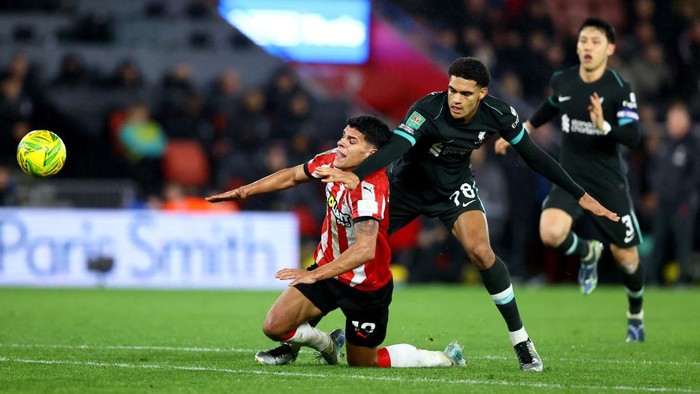 SOUTHAMPTON, ENGLAND - DECEMBER 18: Mateus Fernandes (L) of Southampton fights for the ball against Jarell Quansah of Liverpool during the Carabao Cup Quarter Final match between Southampton and Liverpool at St Marys Stadium on December 18, 2024 in Southampton, England. (Photo by Matt Watson/Southampton FC via Getty Images)