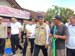 Mensos Awali Peringatan HKSN di Lampung dengan Kerja Bakti Bersama Warga