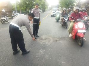 Siswi SMP Tewas Ditabrak Bus di Jalan Denpasar-Gilimanuk Siswi SMP Tewas Ditabrak Bus di Jalan Denpasar-Gilimanuk