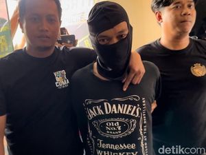 Tertangkapnya Pembunuh Pria Berhelm Merah Saat Dagang Cilok di Bandung Tertangkapnya Pembunuh Pria Berhelm Merah Saat Dagang Cilok di Bandung