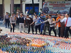 Polres Jombang Musnahkan 3.627 Botol Miras Jelang Nataru