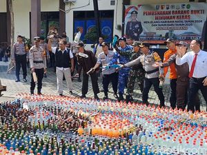 Polres Jombang Musnahkan 3.627 Botol Miras Jelang Nataru Polres Jombang Musnahkan 3.627 Botol Miras Jelang Nataru