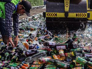 Jelang Nataru, Belasan Ribu Botol Miras Dimusnahkan di Bogor
