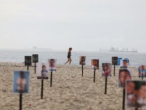 Penampakan Pantai di Brasil Penuh Foto Anak-anak Korban Peluru Nyasar Penampakan Pantai di Brasil Penuh Foto Anak-anak Korban Peluru Nyasar