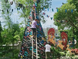 Unik, Gereja di Klaten Bikin Pohon Natal Warna-warni dari Sandal Jepit