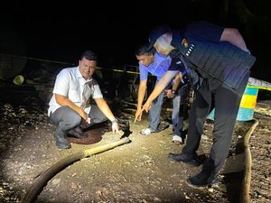 Polisi Temukan 8 Ribu Liter Pertalite dari Gudang BBM Terbakar di Jambi Polisi Temukan 8 Ribu Liter Pertalite dari Gudang BBM Terbakar di Jambi