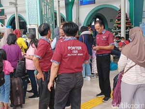 Jeritan Hati Porter Pasar Senen: Angkut Puluhan Kilo, Dibayar Seadanya Jeritan Hati Porter Pasar Senen: Angkut Puluhan Kilo, Dibayar Seadanya