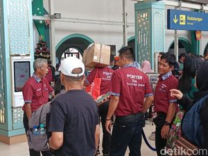 Kala Puluhan Porter Berebut Cari Duit di Stasiun Senen Jelang Nataru