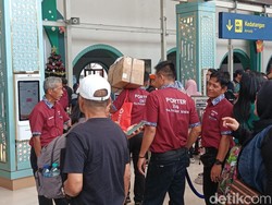 Kala Puluhan Porter Berebut Cari Duit di Stasiun Senen Jelang Nataru