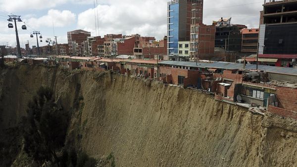 Potret Ngeri Rumah-rumah Dukun Tepi Tebing Bolivia