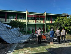 Puting Beliung Terjang Bangunan SD di Metro, Atap-atap Kelas Beterbangan