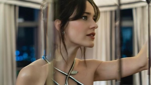 8 Gaya Rachel Brosnahan, Aktris Cantik yang Jadi Lois Lane di Superman 2025