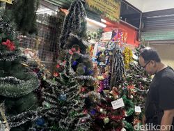 Lesunya Penjualan Pernak-pernik Natal di Pasar Atom Surabaya