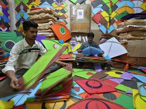 Sibuknya Pembuat Layang-layang di India Jelang Festival Panen Sibuknya Pembuat Layang-layang di India Jelang Festival Panen