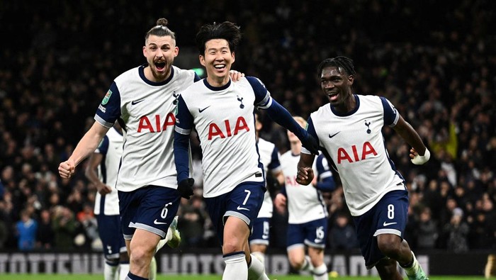 SOCCER-ENGLAND-TOT-MUN/REPORT Soccer Football - Carabao Cup - Quarter Final - Tottenham Hotspur v Manchester United - Tottenham Hotspur Stadium, London, Britain - December 19, 2024 Tottenham Hotspurs Son Heung-min celebrates scoring their fourth goal with Radu Dragusin and Yves Bissouma REUTERS/Dylan Martinez EDITORIAL USE ONLY. NO USE WITH UNAUTHORIZED AUDIO, VIDEO, DATA, FIXTURE LISTS, CLUB/LEAGUE LOGOS OR LIVE SERVICES. ONLINE IN-MATCH USE LIMITED TO 120 IMAGES, NO VIDEO EMULATION. NO USE IN BETTING, GAMES OR SINGLE CLUB/LEAGUE/PLAYER PUBLICATIONS. PLEASE CONTACT YOUR ACCOUNT REPRESENTATIVE FOR FURTHER DETAILS.. TPX IMAGES OF THE DAY