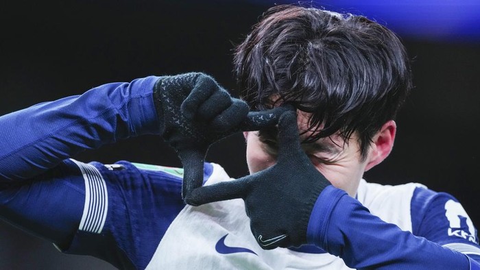 Tottenham's Son Heung-min celebrates after scoring his side's fourth goal during the English League Cup quarter-final soccer match between Tottenham and Manchester United, at the Tottenham Hotspur Stadium in London, Thursday, Dec. 19, 2024. (AP Photo/Dave Shopland )