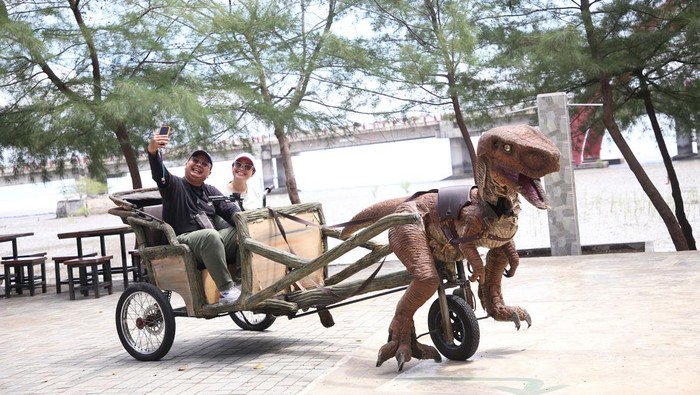 Salah satu wahana gres Dino Dokar di THP Kenjeran Surabaya