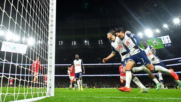 Soccer Football - Carabao Cup - Quarter Final - Tottenham Hotspur v Manchester United - Tottenham Hotspur Stadium, London, Britain - December 19, 2024 Tottenham Hotspur's Son Heung-min celebrates scoring their fourth goal with Radu Dragusin REUTERS/Dylan Martinez EDITORIAL USE ONLY. NO USE WITH UNAUTHORIZED AUDIO, VIDEO, DATA, FIXTURE LISTS, CLUB/LEAGUE LOGOS OR 'LIVE' SERVICES. ONLINE IN-MATCH USE LIMITED TO 120 IMAGES, NO VIDEO EMULATION. NO USE IN BETTING, GAMES OR SINGLE CLUB/LEAGUE/PLAYER PUBLICATIONS. PLEASE CONTACT YOUR ACCOUNT REPRESENTATIVE FOR FURTHER DETAILS..