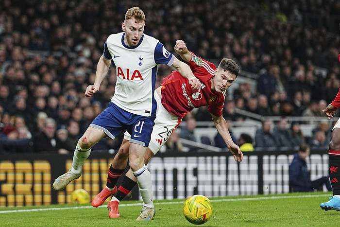 Tottenham Hotspur vs Manchester United Tottenham's Dejan Kulusevski, left, challenges for the ball with Manchester United's Manuel Ugarte during the English League Cup quarter-final soccer match between Tottenham and Manchester United, at the Tottenham Hotspur Stadium in London, Thursday, Dec. 19, 2024. (AP Photo/Dave Shopland )