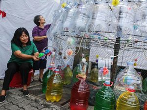 Unik, Pohon Natal Ini Terbuat dari Galon Plastik
