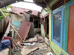 Penampakan 15 Rumah Hangus Terbakar di Pinggir Jalur KRL Menteng