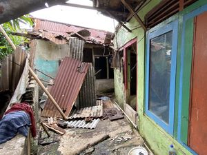 Penampakan 15 Rumah Hangus Terbakar di Pinggir Jalur KRL Menteng Penampakan 15 Rumah Hangus Terbakar di Pinggir Jalur KRL Menteng