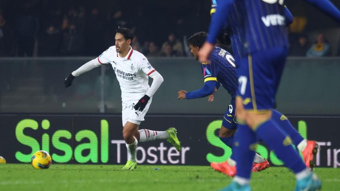VERONA, ITALY - DECEMBER 20:  Tijjani Reijnders of AC Milan in action during the Serie A match between Verona and AC Milan at Stadio Marcantonio Bentegodi on December 20, 2024 in Verona, Italy. (Photo by Giuseppe Cottini/AC Milan via Getty Images)