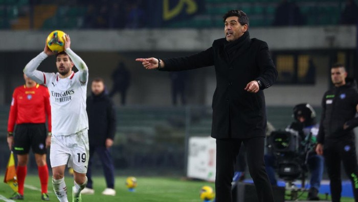 VERONA, ITALY - DECEMBER 20:  Head coach of AC Milan Paulo Fonseca reacts during the Serie A match between Verona and AC Milan at Stadio Marcantonio Bentegodi on December 20, 2024 in Verona, Italy. (Photo by Giuseppe Cottini/AC Milan via Getty Images)