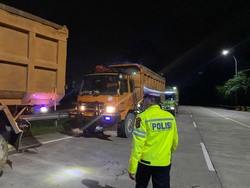 Polisi Razia Truk Sumbu 3 di Tol Ciawi, 3 Truk Bawa Pasir Diputar Balik