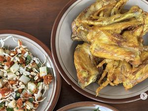 5 Ayam Goreng Legendaris di Solo yang Lezat Tiada Dua 5 Ayam Goreng Legendaris di Solo yang Lezat Tiada Dua