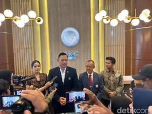 Menko AHY Jadi Lulusan Terbaik Program Doktoral Unair