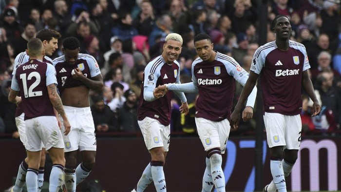 Aston Villas Morgan Rogers, center, celebrates with teammates after scoring his sides second goal during the English Premier League soccer match between Aston Villa and Manchester City, at Villa Park in Birmingham, England, Saturday, Dec. 21, 2024. (AP Photo/Rui Vieira)