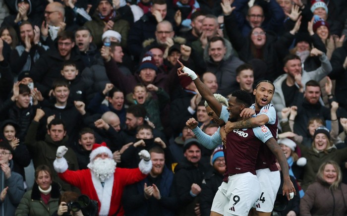 Aston Villa vs Manchester City Soccer Football - Premier League - Aston Villa v Manchester City - Villa Park, Birmingham, Britain - December 21, 2024 Aston Villa's Jhon Duran celebrates scoring their first goal with Boubacar Kamara as a fan dressed as Father Christmas is seen celebrating Action Images via Reuters/Lee Smith EDITORIAL USE ONLY. NO USE WITH UNAUTHORIZED AUDIO, VIDEO, DATA, FIXTURE LISTS, CLUB/LEAGUE LOGOS OR 'LIVE' SERVICES. ONLINE IN-MATCH USE LIMITED TO 120 IMAGES, NO VIDEO EMULATION. NO USE IN BETTING, GAMES OR SINGLE CLUB/LEAGUE/PLAYER PUBLICATIONS. PLEASE CONTACT YOUR ACCOUNT REPRESENTATIVE FOR FURTHER DETAILS..