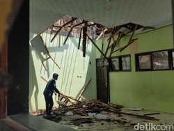 Atap MTs di Trenggalek yang Lapuk Itu Akhirnya Ambruk Usai Hujan Deras