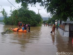 Banjir di Barru Perlahan Surut, Warga Terdampak Dievakuasi ke Islamic Center Banjir di Barru Perlahan Surut, Warga Terdampak Dievakuasi ke Islamic Center