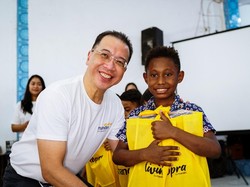 Rayakan Natal, Bank Mandiri Bagikan Ribuan Alat Sekolah-Paket Kesehatan