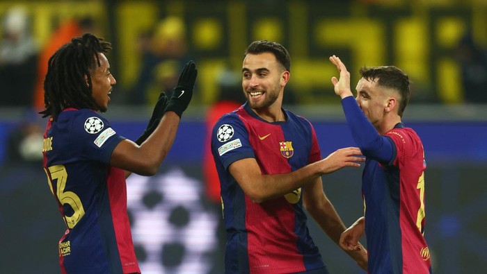 Soccer Football - Champions League - Borussia Dortmund v FC Barcelona - Signal Iduna Park, Dortmund, Germany - December 11, 2024 FC Barcelonas Jules Kounde and Eric Garcia celebrate after the match REUTERS/Leon Kuegeler