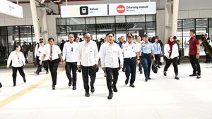 5 Potret Gaya Gibran Cek Stasiun Kereta Cepat Karawang